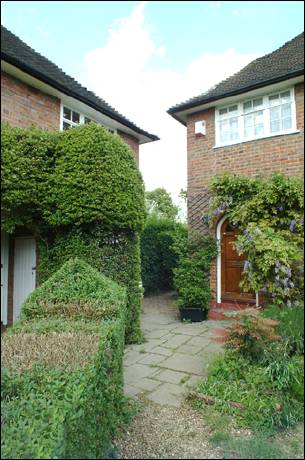 08-10 Midholm Close